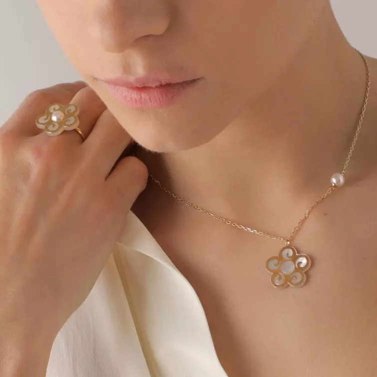Cadenas Con Perlas | Majorica Collar Corto Roxana Con Charm De Flor En Madreperla